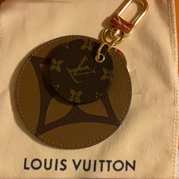 ๐ LOUIS VUITTON MONOGRAM REVERSE KEY HOLDER AND BAG CHARM ๐ - Picture 5 of 16